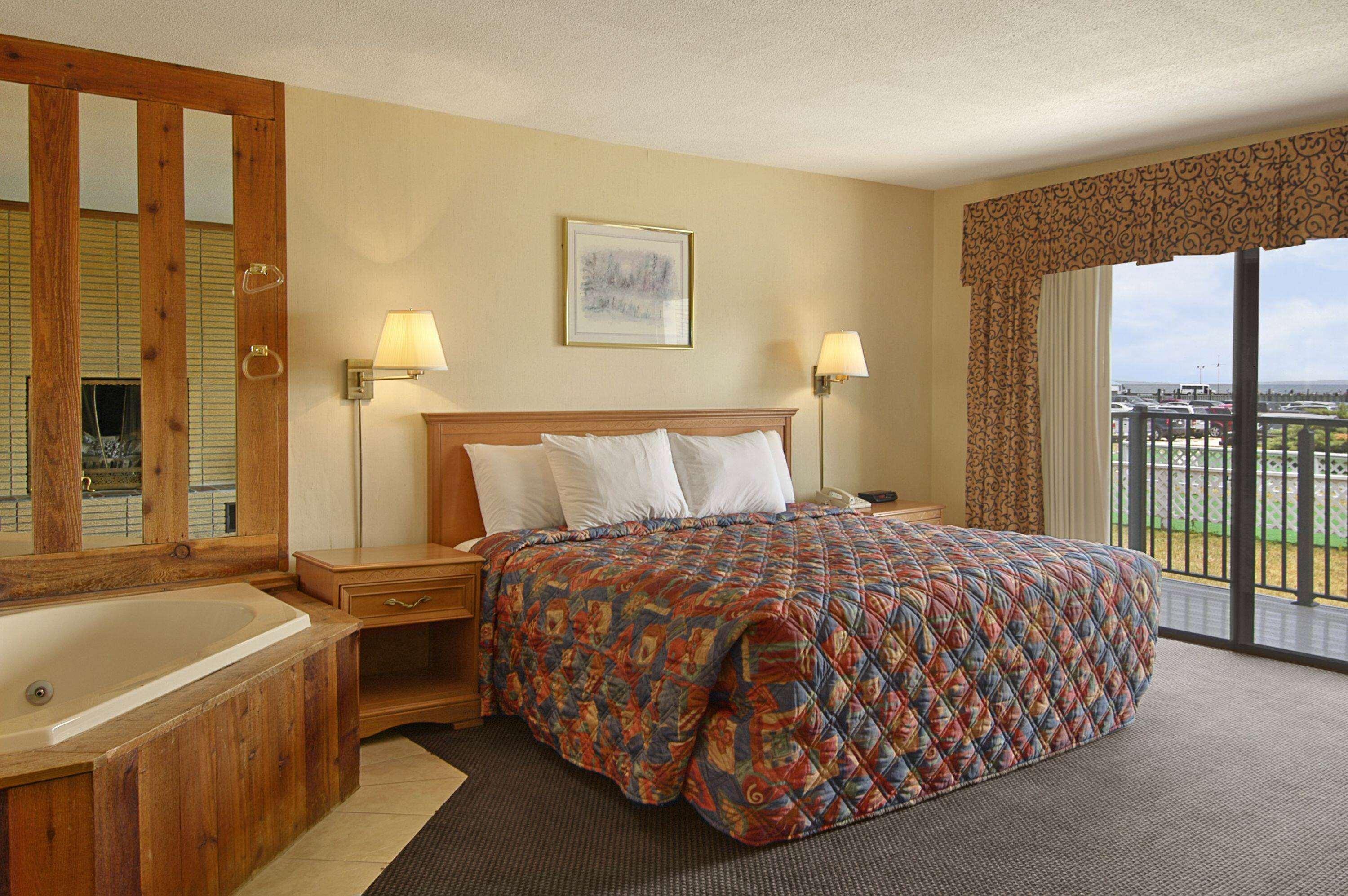 Days Inn By Wyndham Mackinaw City - Lakeview Экстерьер фото