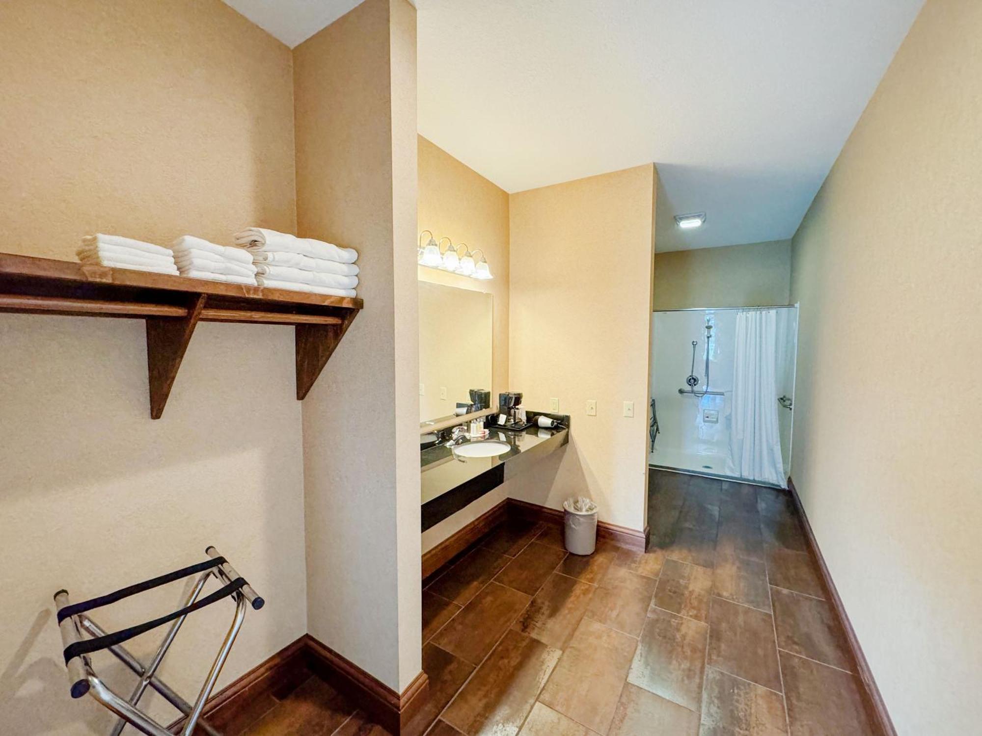Days Inn By Wyndham Mackinaw City - Lakeview Экстерьер фото