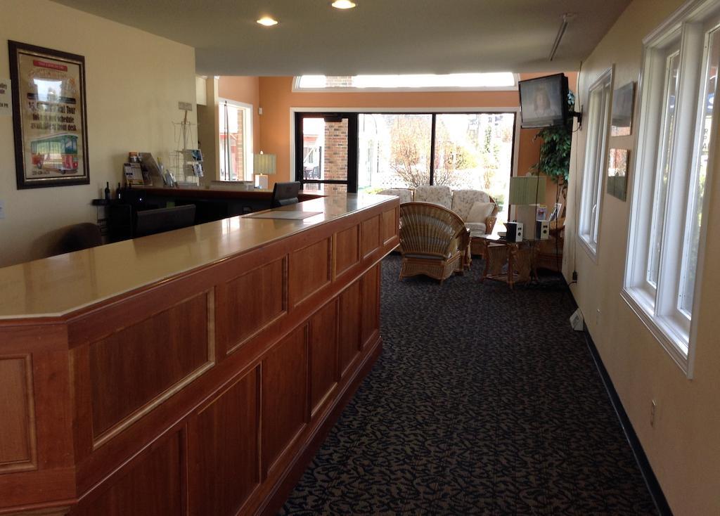 Days Inn By Wyndham Mackinaw City - Lakeview Экстерьер фото
